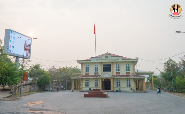 how to get from vietnam to laos