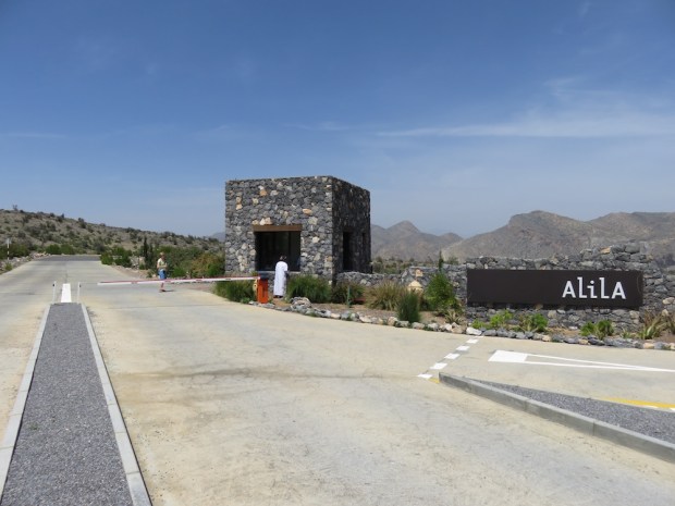 RESORT ENTRANCE & DRIVEWAY