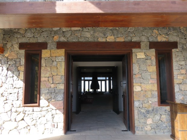 LOBBY: ENTRANCE