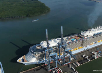US “giant” ship carries nearly 6,000 visitors to Vietnam