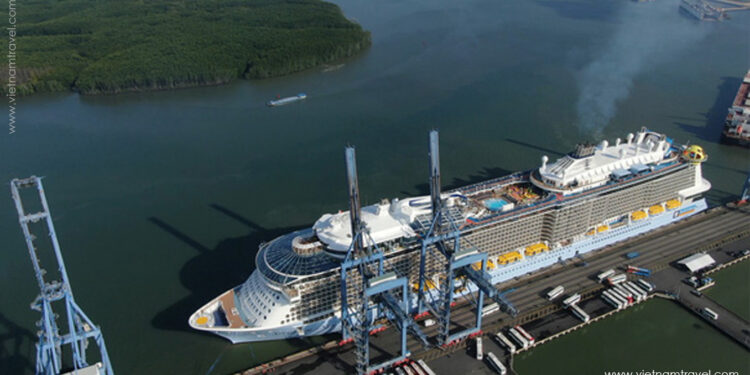 US “giant” ship carries nearly 6,000 visitors to Vietnam