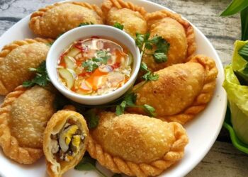 Banh Goi (Pillow shaped cake)