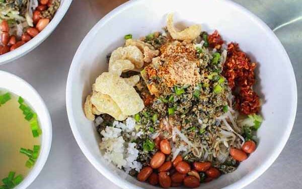 Com Hen (rice with baby clams)