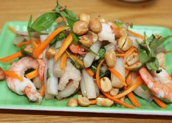Goi ngo sen (Lotus stem salad)