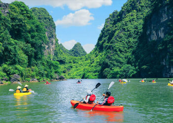 Kayaking in Trang An