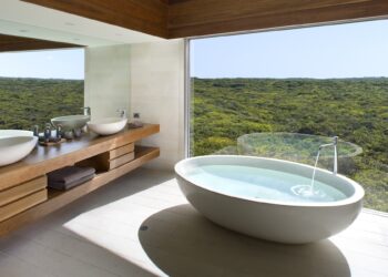 Top 10 most amazing hotel bathrooms in the world