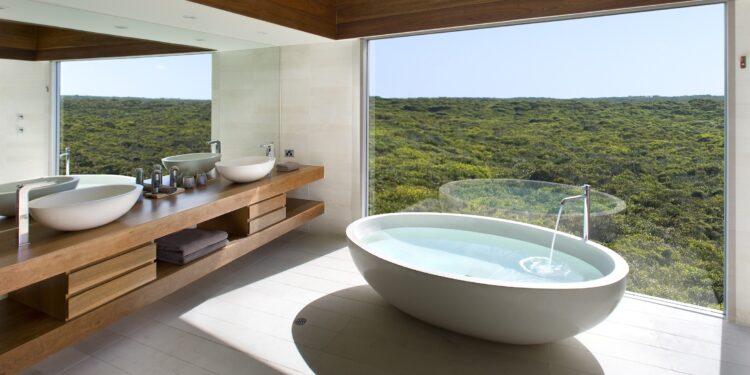 Top 10 most amazing hotel bathrooms in the world