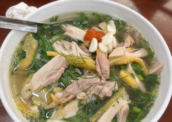 Gemini đã nói Pho Hanoi: A Symphony in a Bowl – An Insider’s Guide to Vietnam’s Culinary Soul