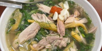 Gemini đã nói Pho Hanoi: A Symphony in a Bowl – An Insider’s Guide to Vietnam’s Culinary Soul